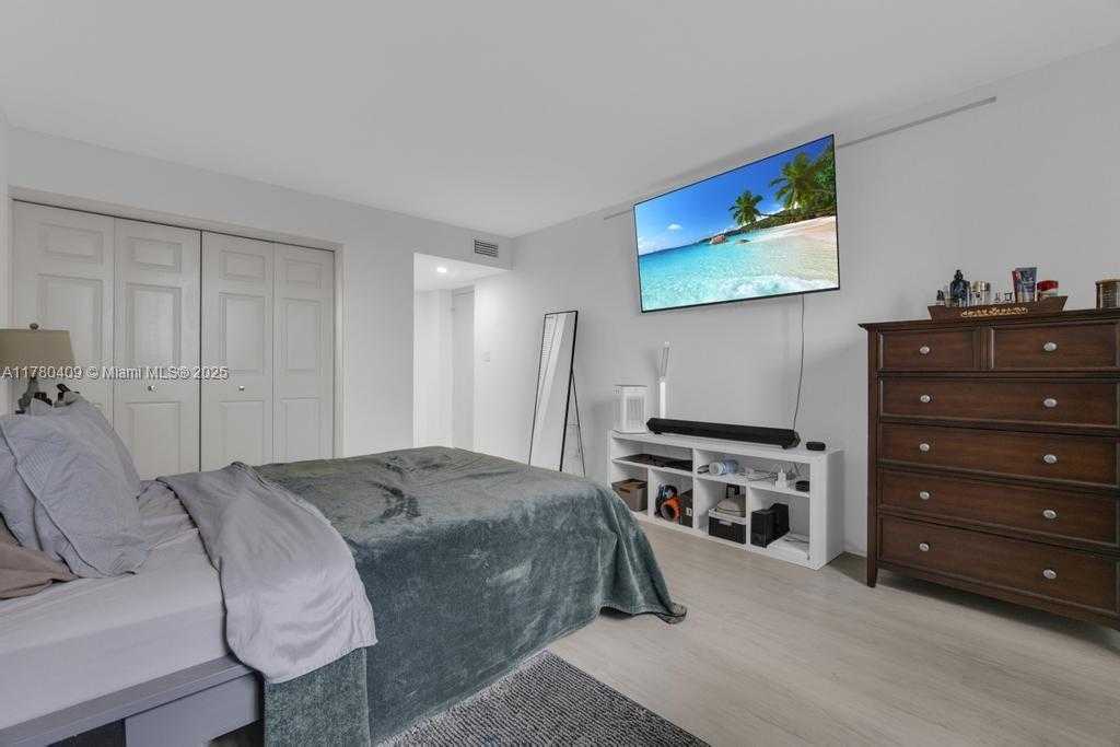 Small Image of 16300 GOLF CLUB RD #401, Weston Number 13