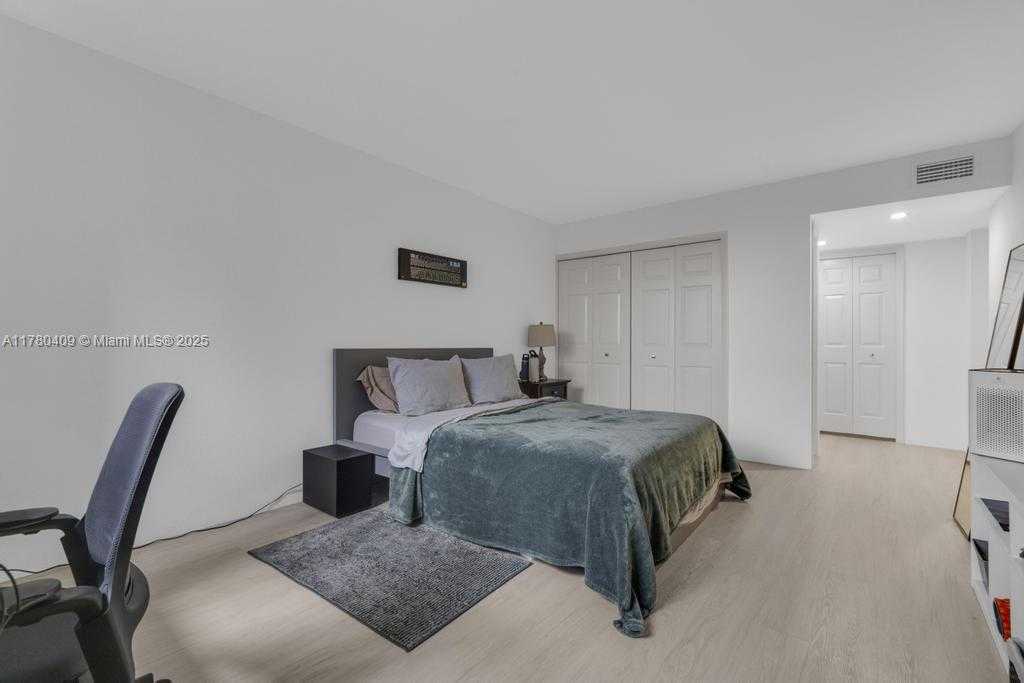 Small Image of 16300 GOLF CLUB RD #401, Weston Number 14