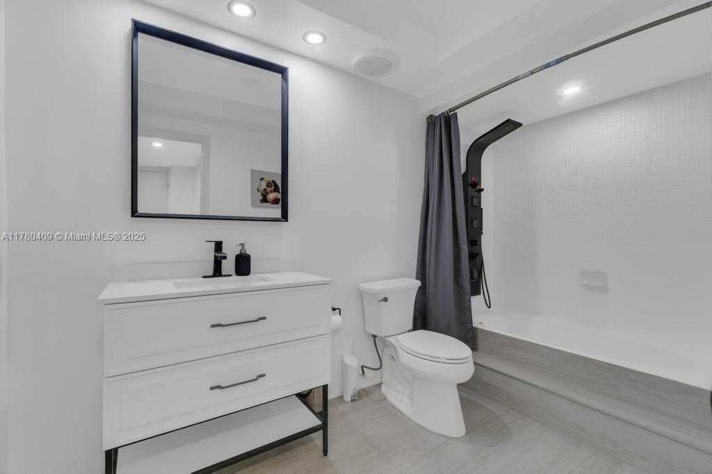 Small Image of 16300 GOLF CLUB RD #401, Weston Number 16