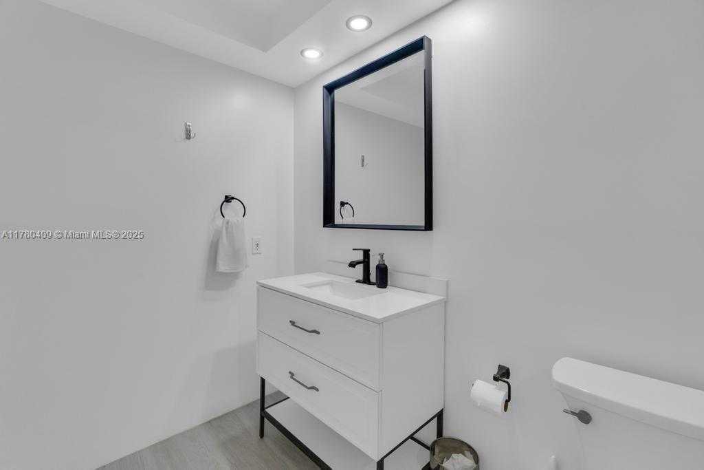 Small Image of 16300 GOLF CLUB RD #401, Weston Number 17