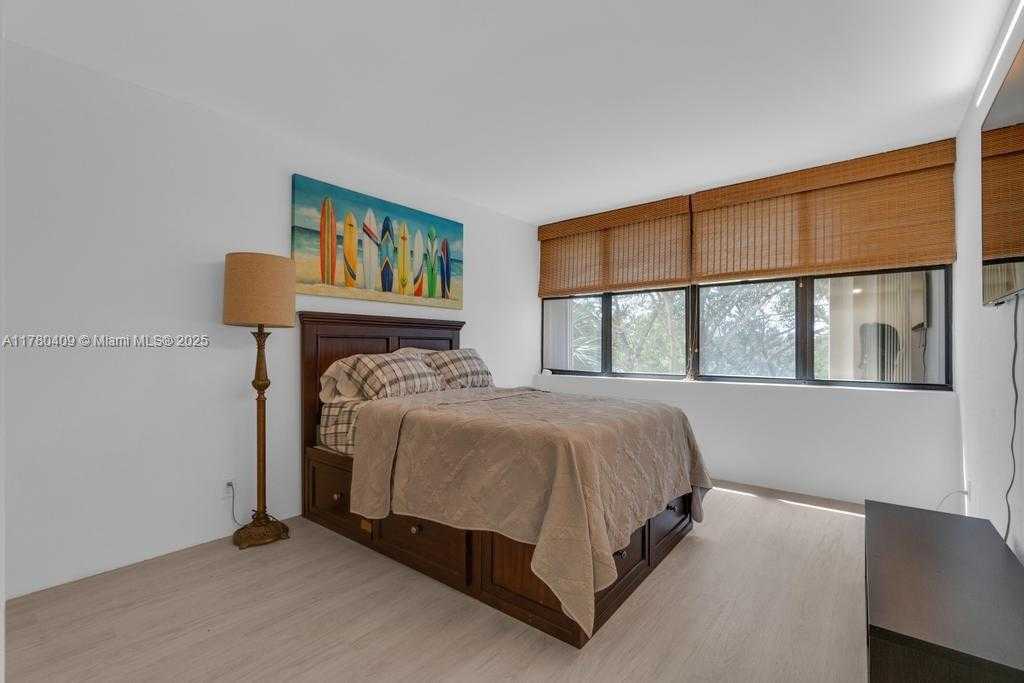 Small Image of 16300 GOLF CLUB RD #401, Weston Number 18