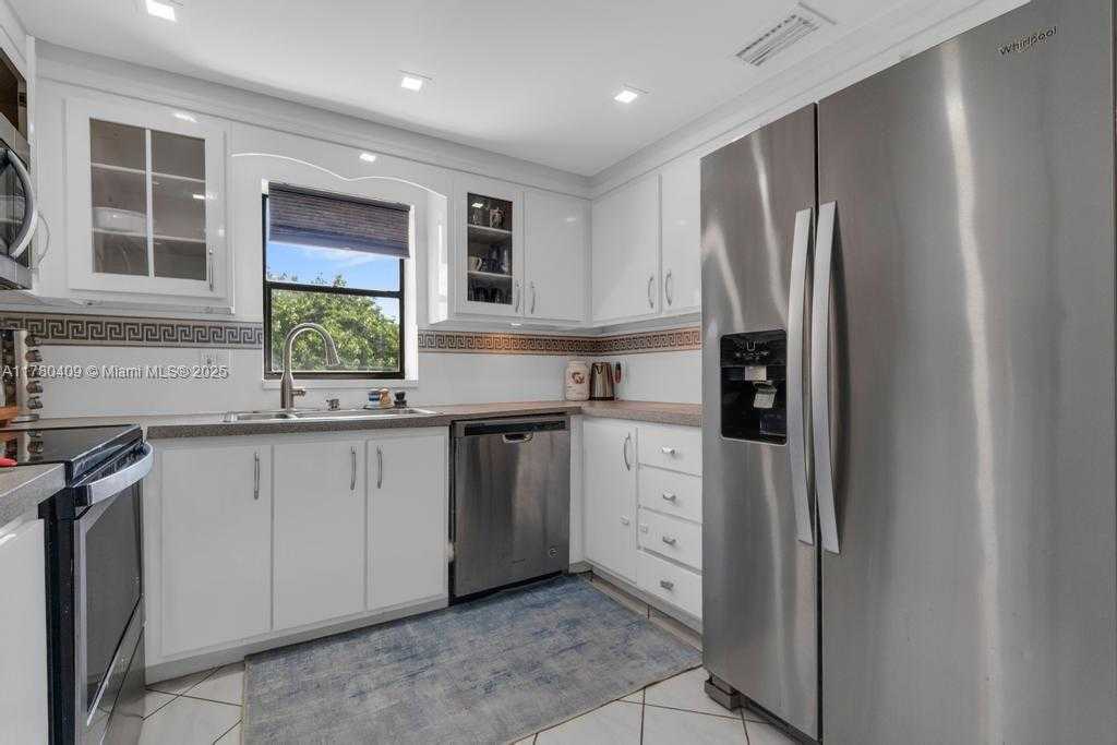 Small Image of 16300 GOLF CLUB RD #401, Weston Number 3