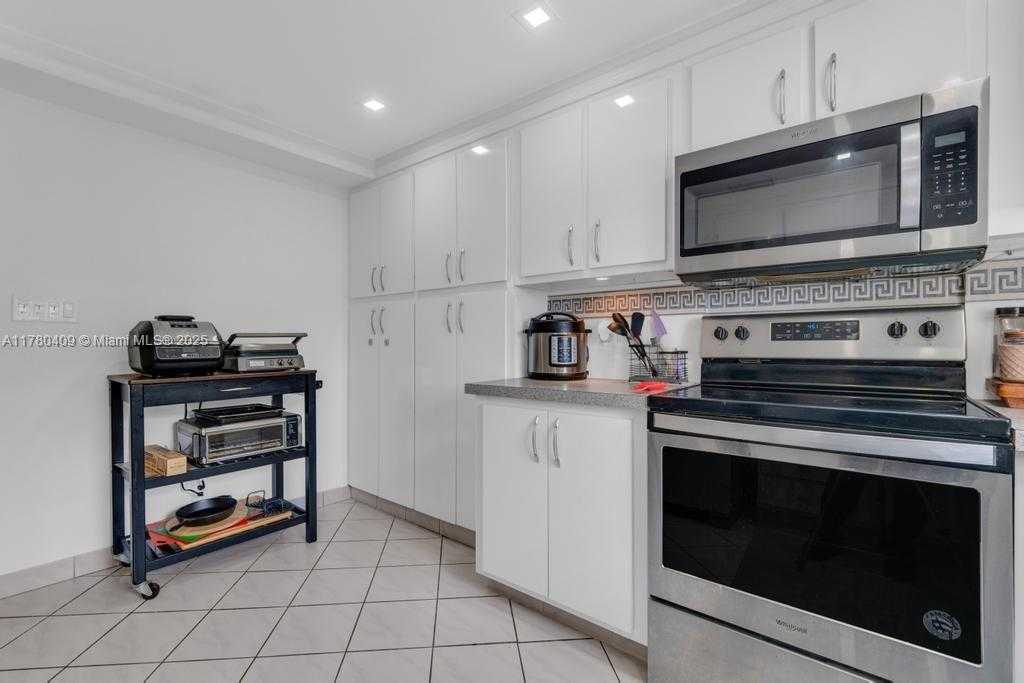Small Image of 16300 GOLF CLUB RD #401, Weston Number 4