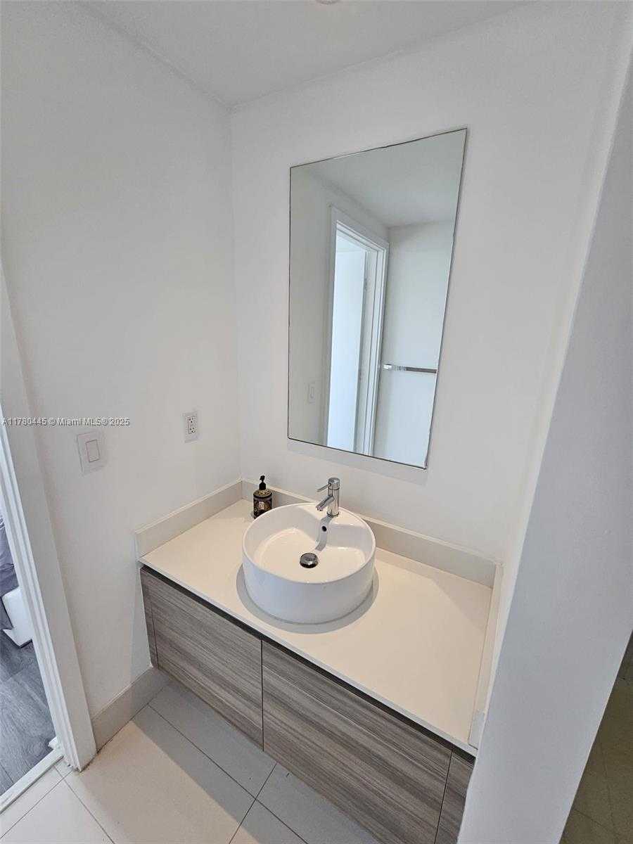 Small Image of 121 NORTH EAST 34 ST #2511, Miami Number 18