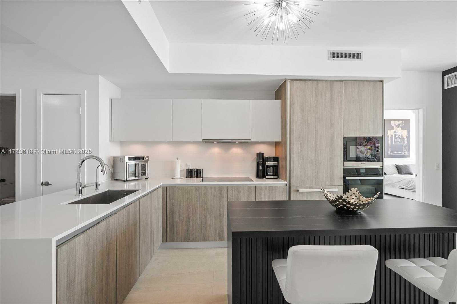 Small Image of 2900 NE 7th Ave, Miami, FL 33137, USA Number 12