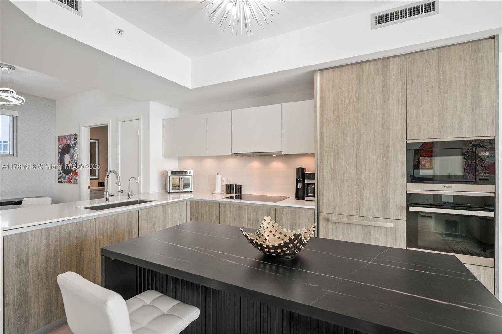 Small Image of 2900 NE 7th Ave, Miami, FL 33137, USA Number 13