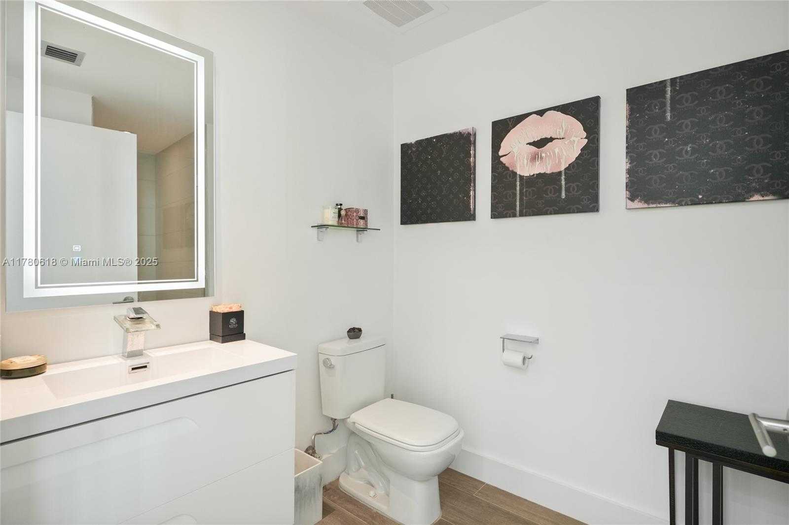 Small Image of 2900 NE 7th Ave, Miami, FL 33137, USA Number 7