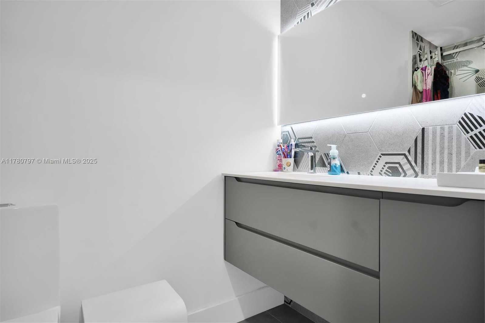 Small Image of 311 POINCIANA DR #801, Sunny Isles Beach Number 34