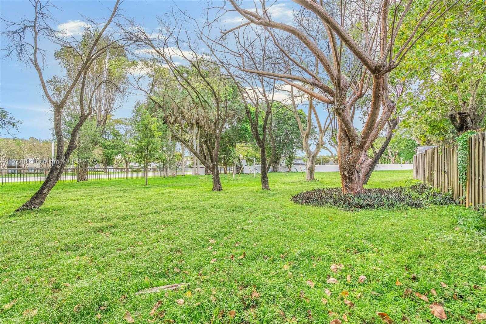 Small Image of 9548 SOUTH WEST 140TH CT #9548, Miami Number 24