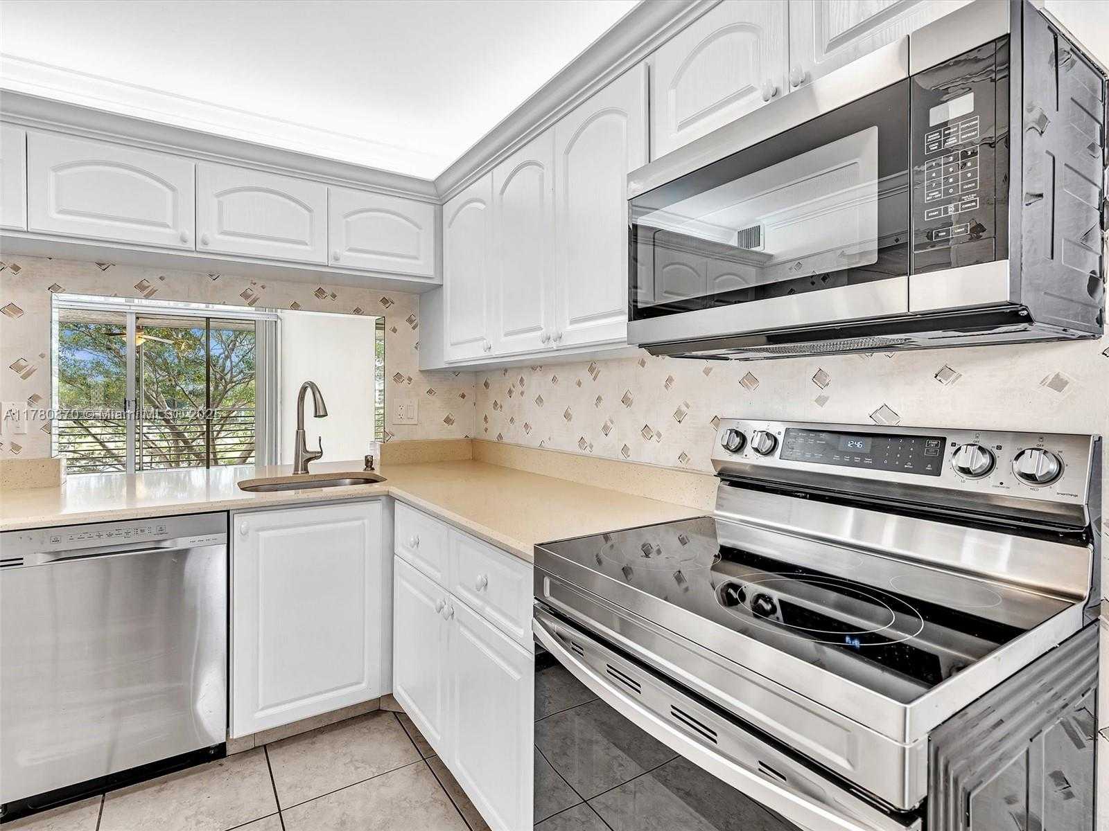 Small Image of 9311 ORANGE GROVE DR #301, Davie Number 17