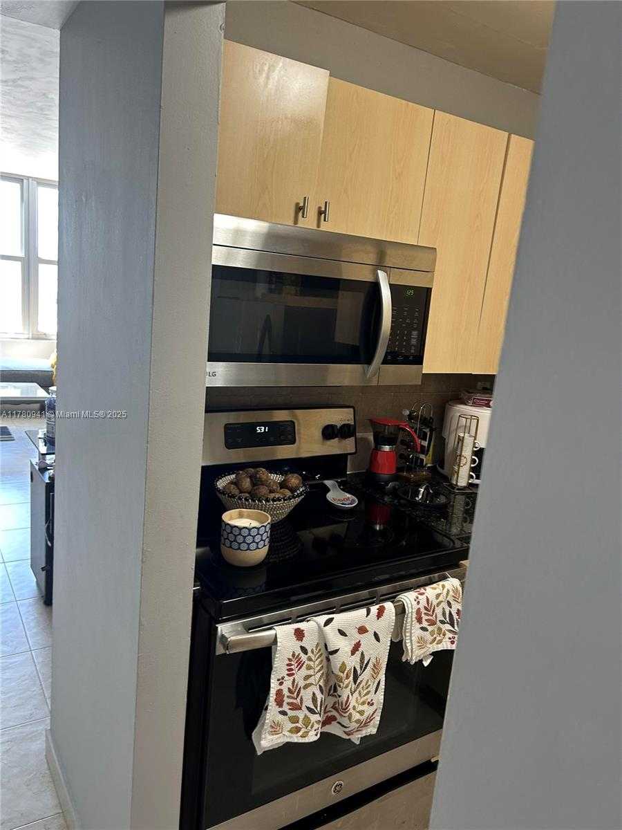Small Image of 2899 COLLINS AVE #708, Miami Beach Number 13