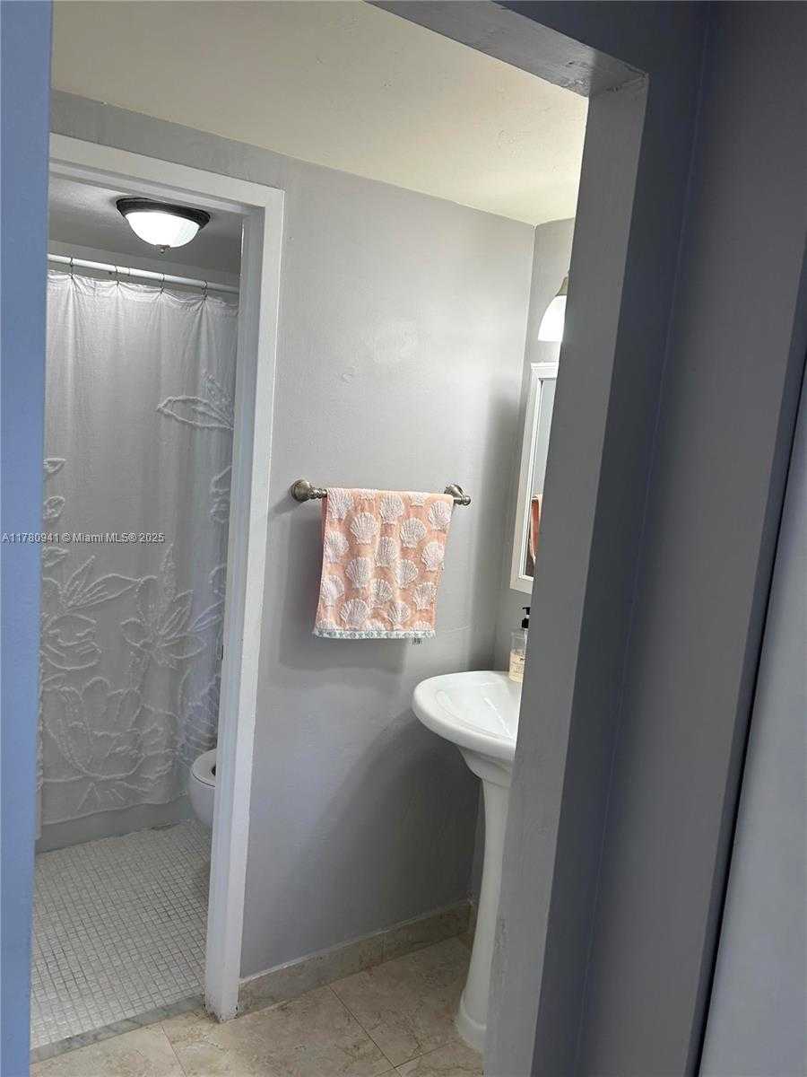 Small Image of 2899 COLLINS AVE #708, Miami Beach Number 14