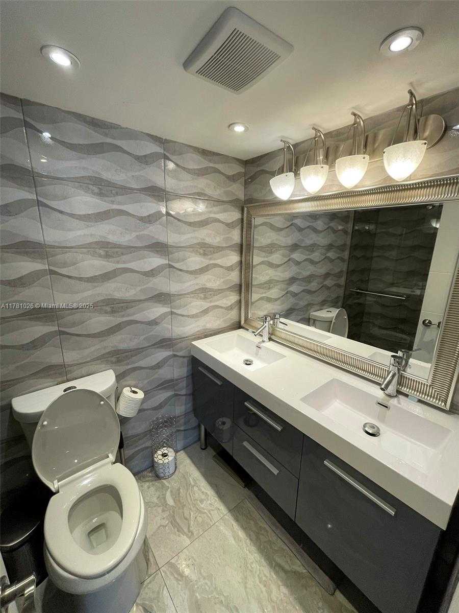 Small Image of 2655 COLLINS AVE #1407, Miami Beach Number 14