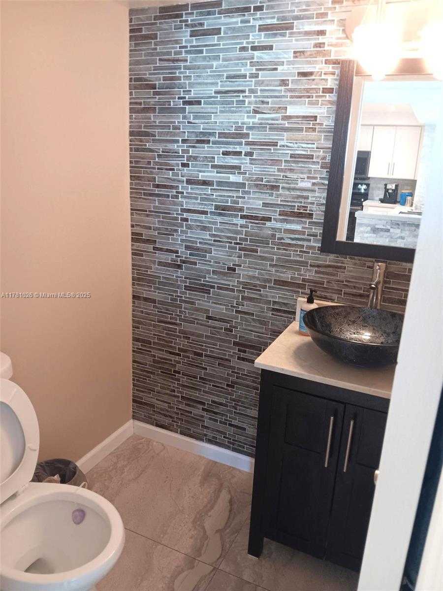 Small Image of 2655 COLLINS AVE #1407, Miami Beach Number 16