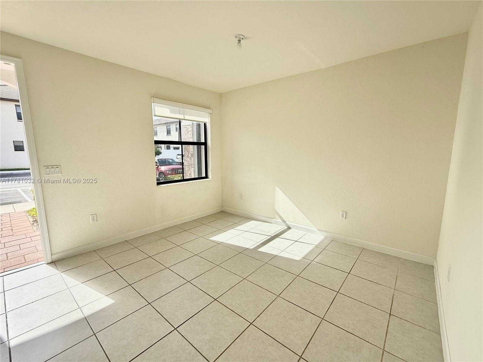 Small Image of 11119 WEST 34TH WAY, Hialeah Number 3