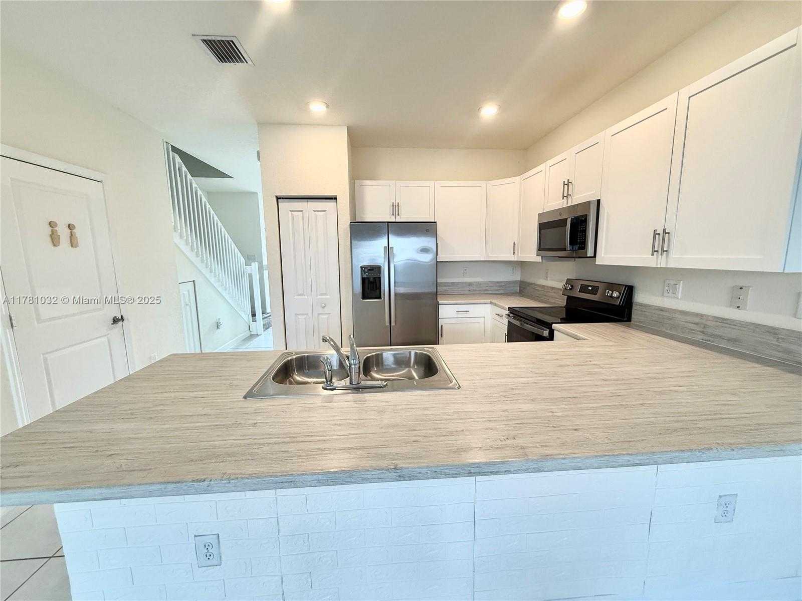 Small Image of 11119 WEST 34TH WAY, Hialeah Number 4