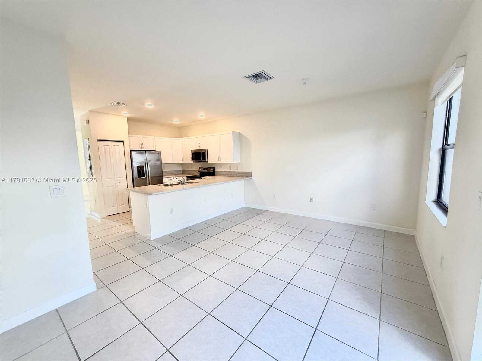 Small Image of 11119 WEST 34TH WAY, Hialeah Number 7