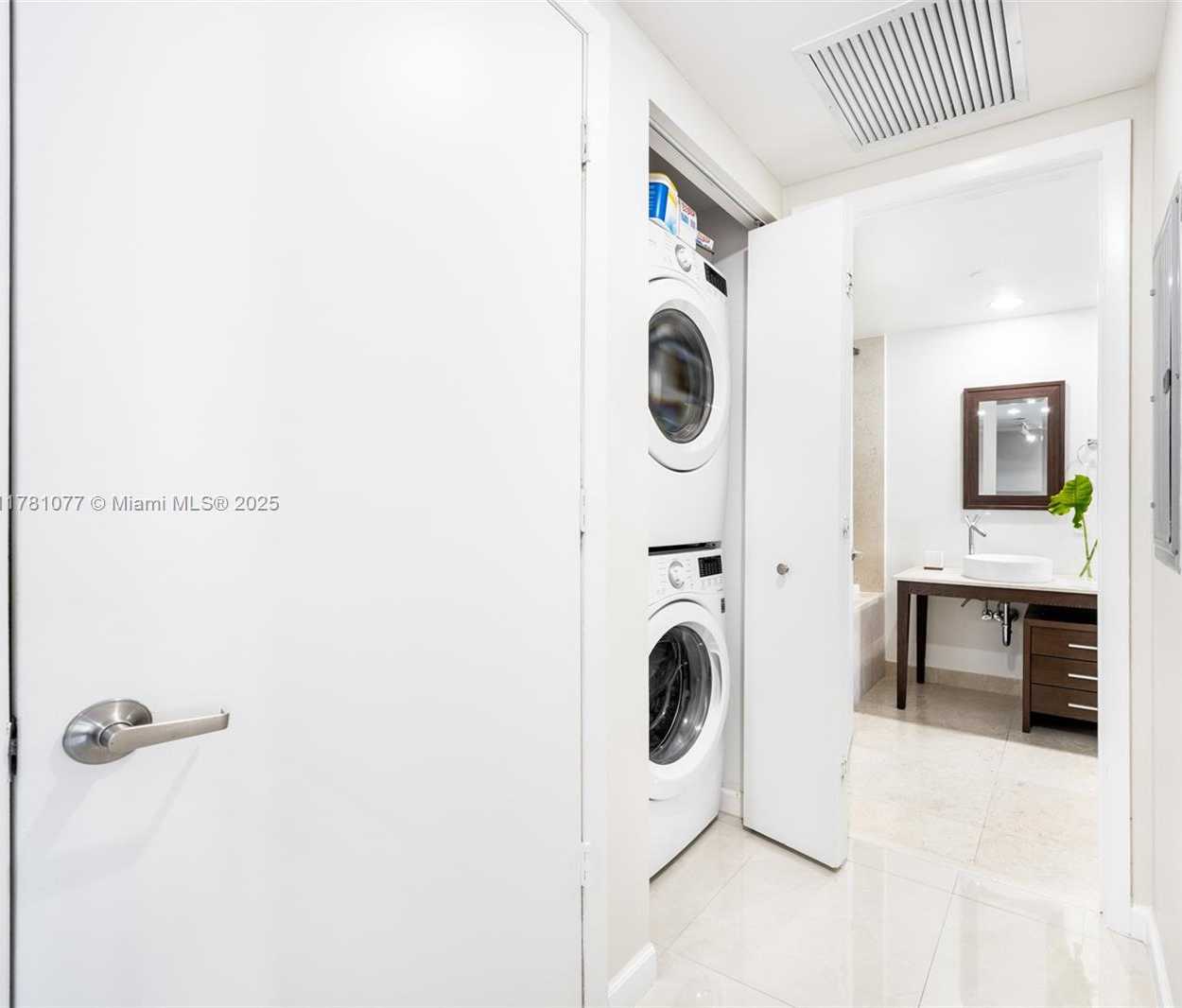 Small Image of 485 BRICKELL AVE #4707, Miami Number 22