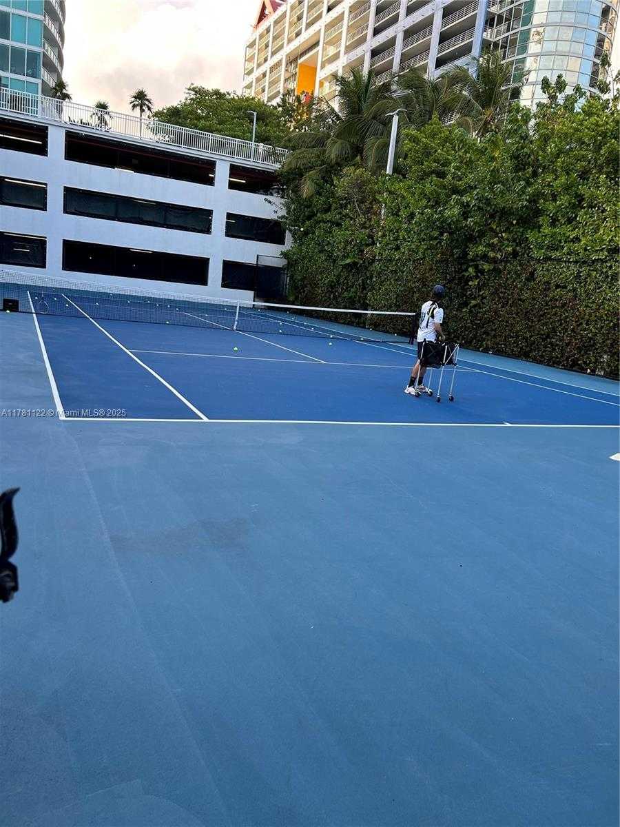 Small Image of 2101 Brickell Ave, Miami, FL 33129, USA Number 2
