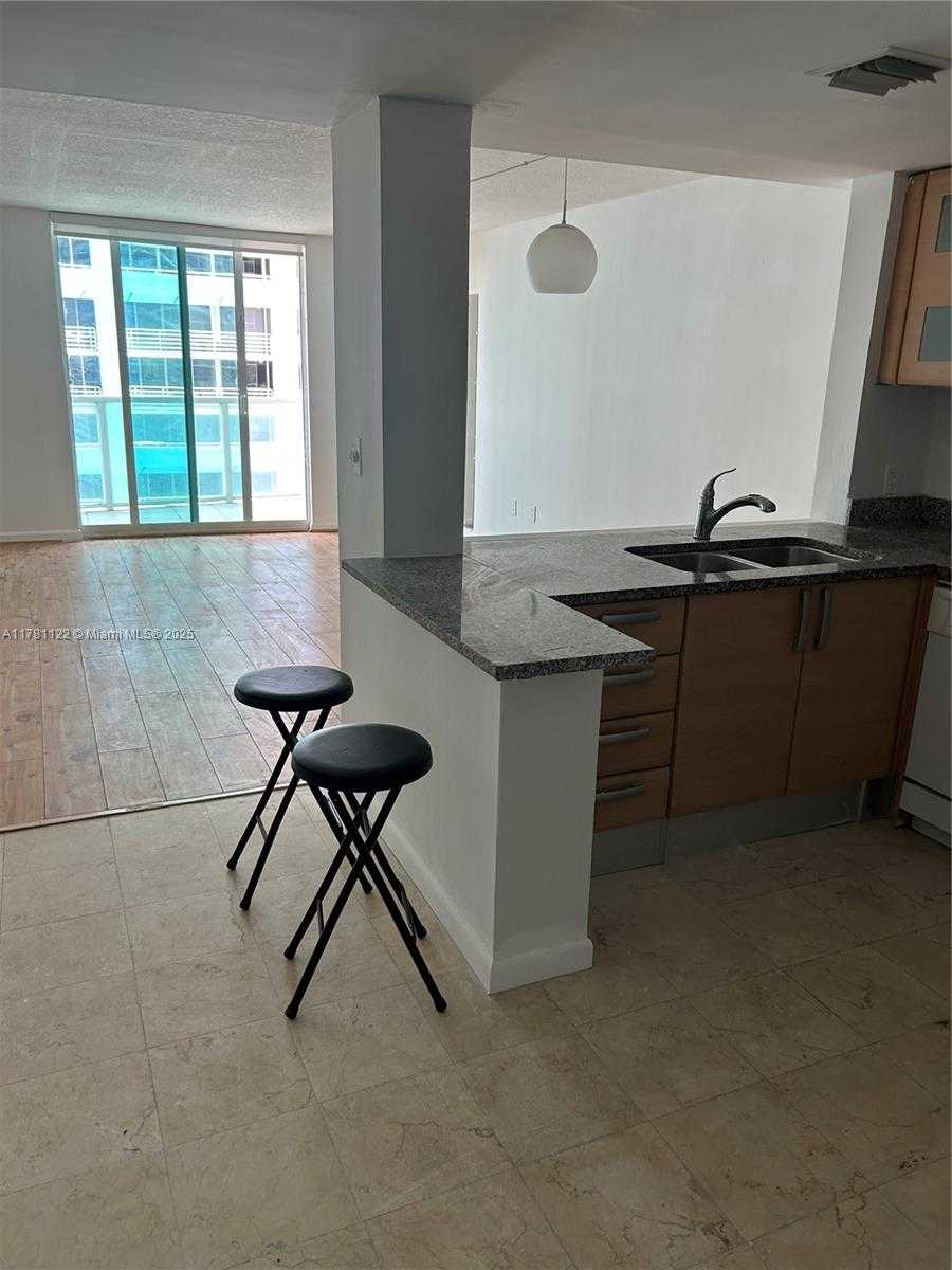Small Image of 2101 Brickell Ave, Miami, FL 33129, USA Number 4