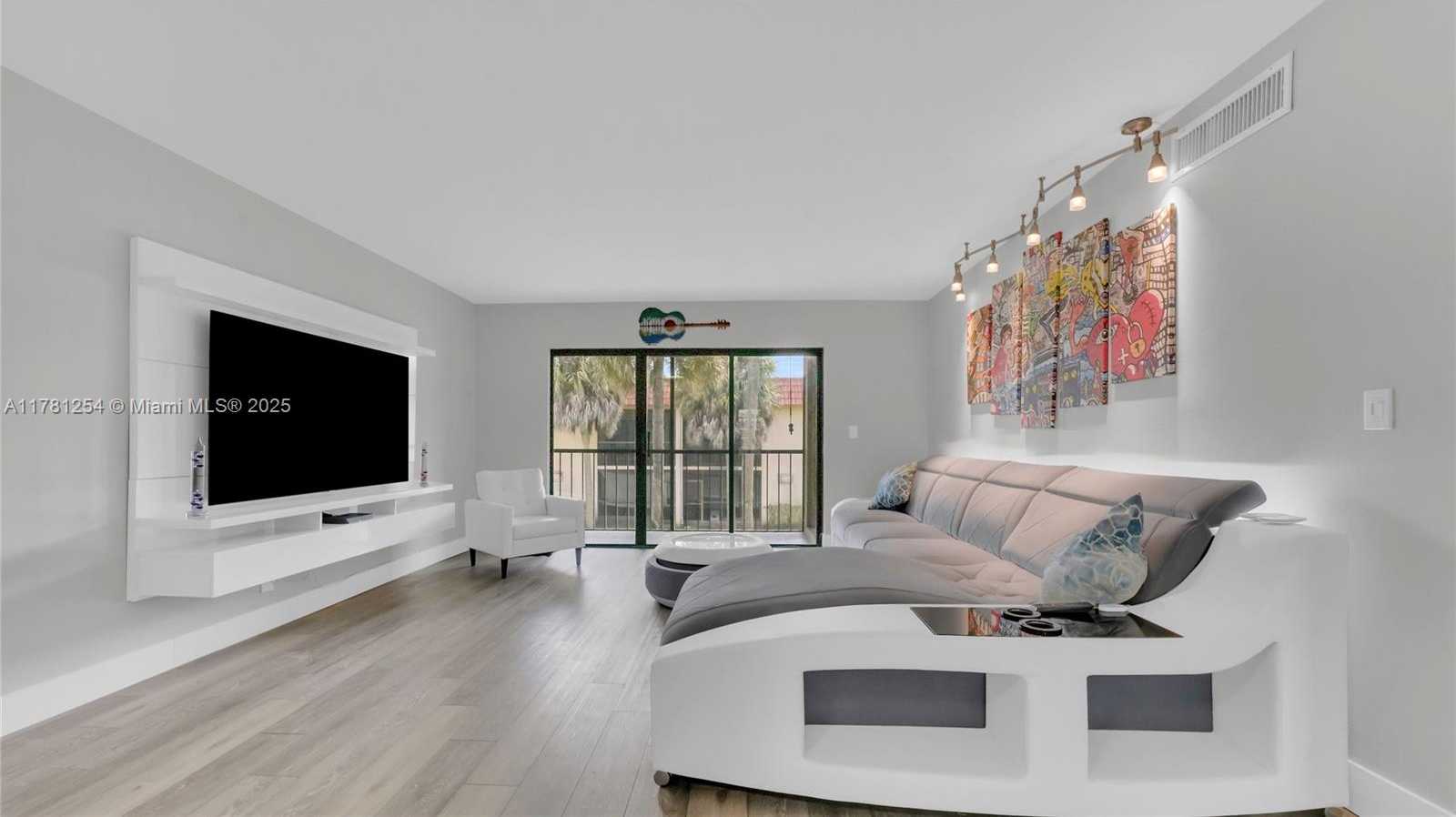 Small Image of 327 LAKEVIEW DR #203, Weston Number 12