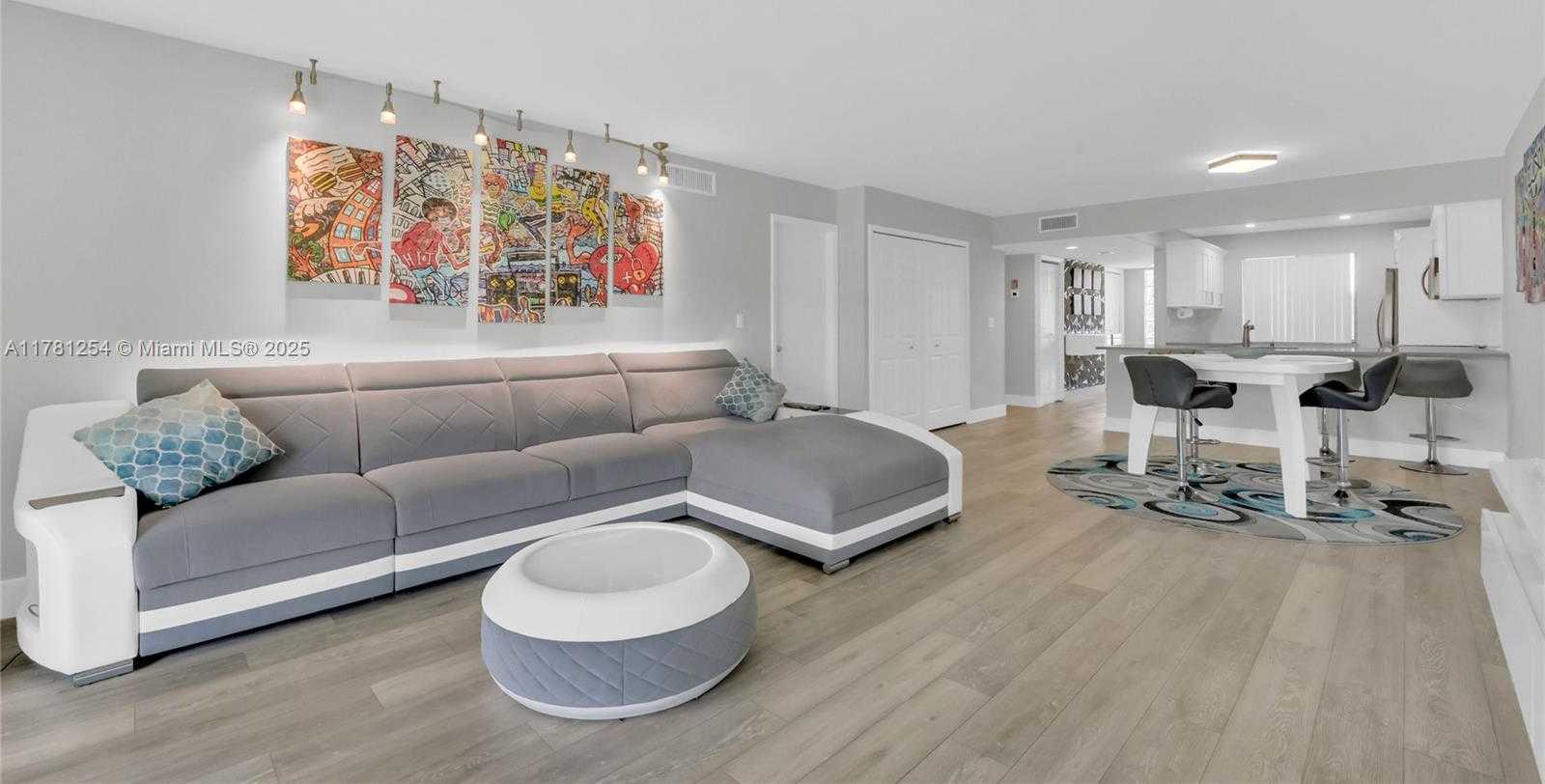 Small Image of 327 LAKEVIEW DR #203, Weston Number 13