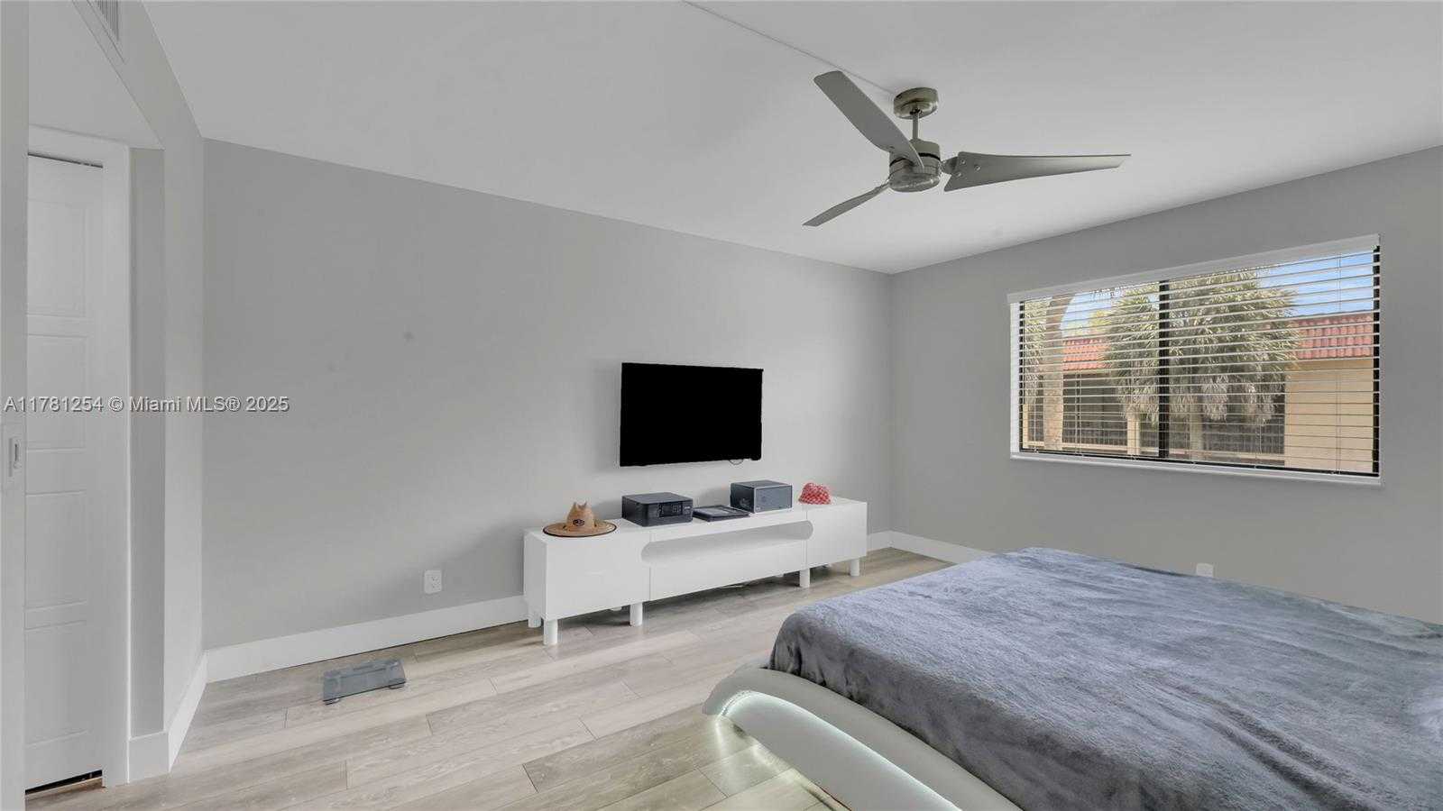 Small Image of 327 LAKEVIEW DR #203, Weston Number 15