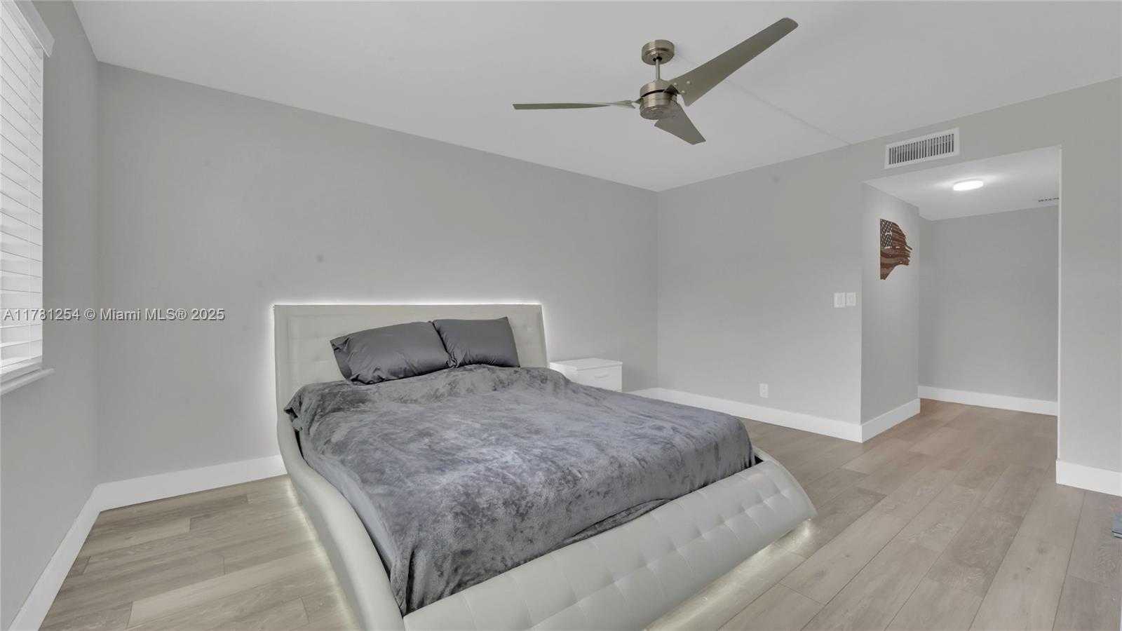 Small Image of 327 LAKEVIEW DR #203, Weston Number 16