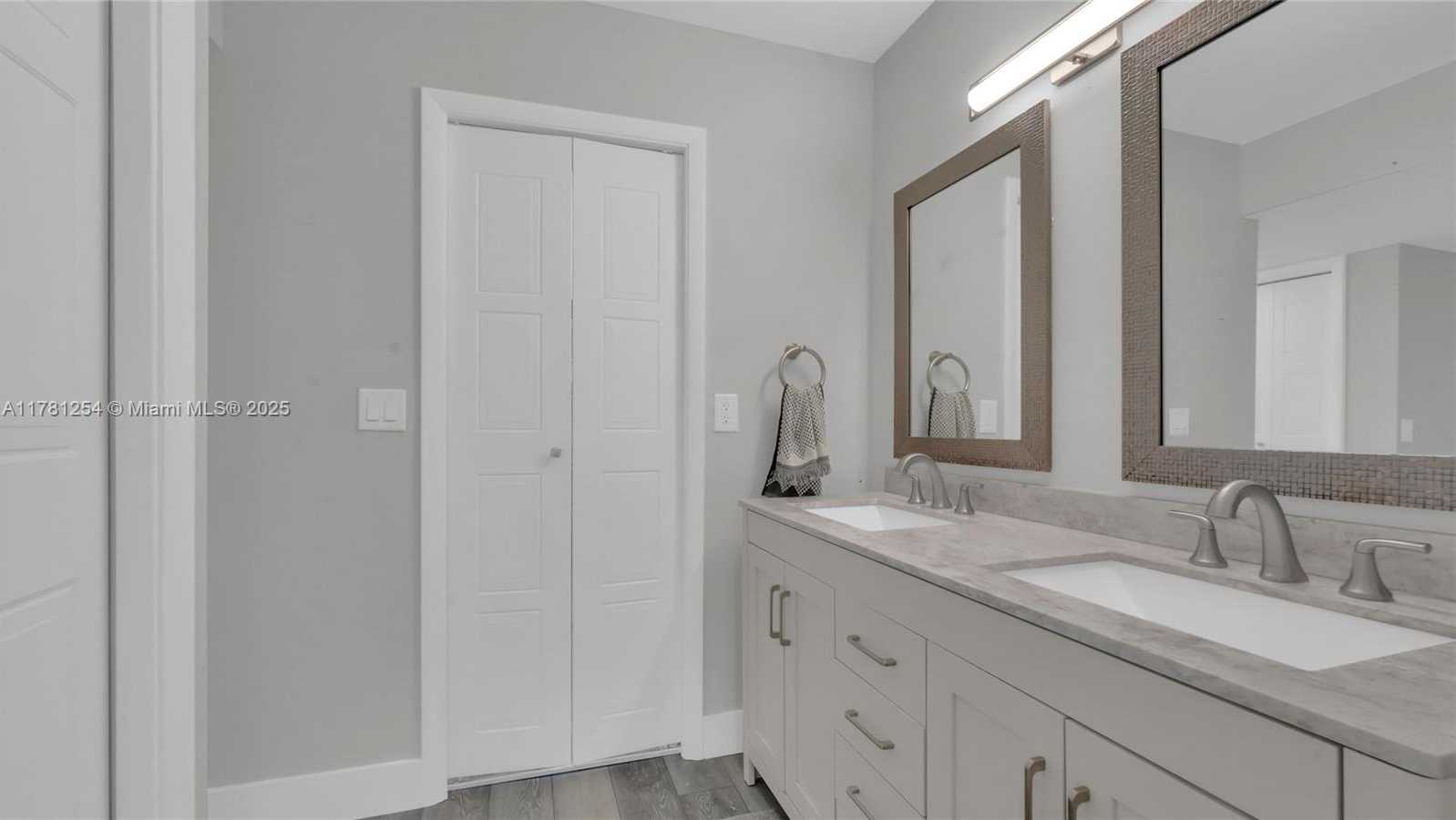 Small Image of 327 LAKEVIEW DR #203, Weston Number 18