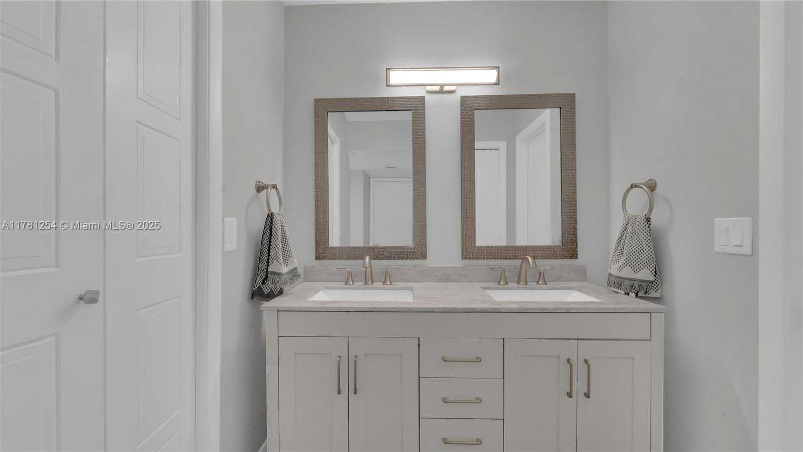 Small Image of 327 LAKEVIEW DR #203, Weston Number 19