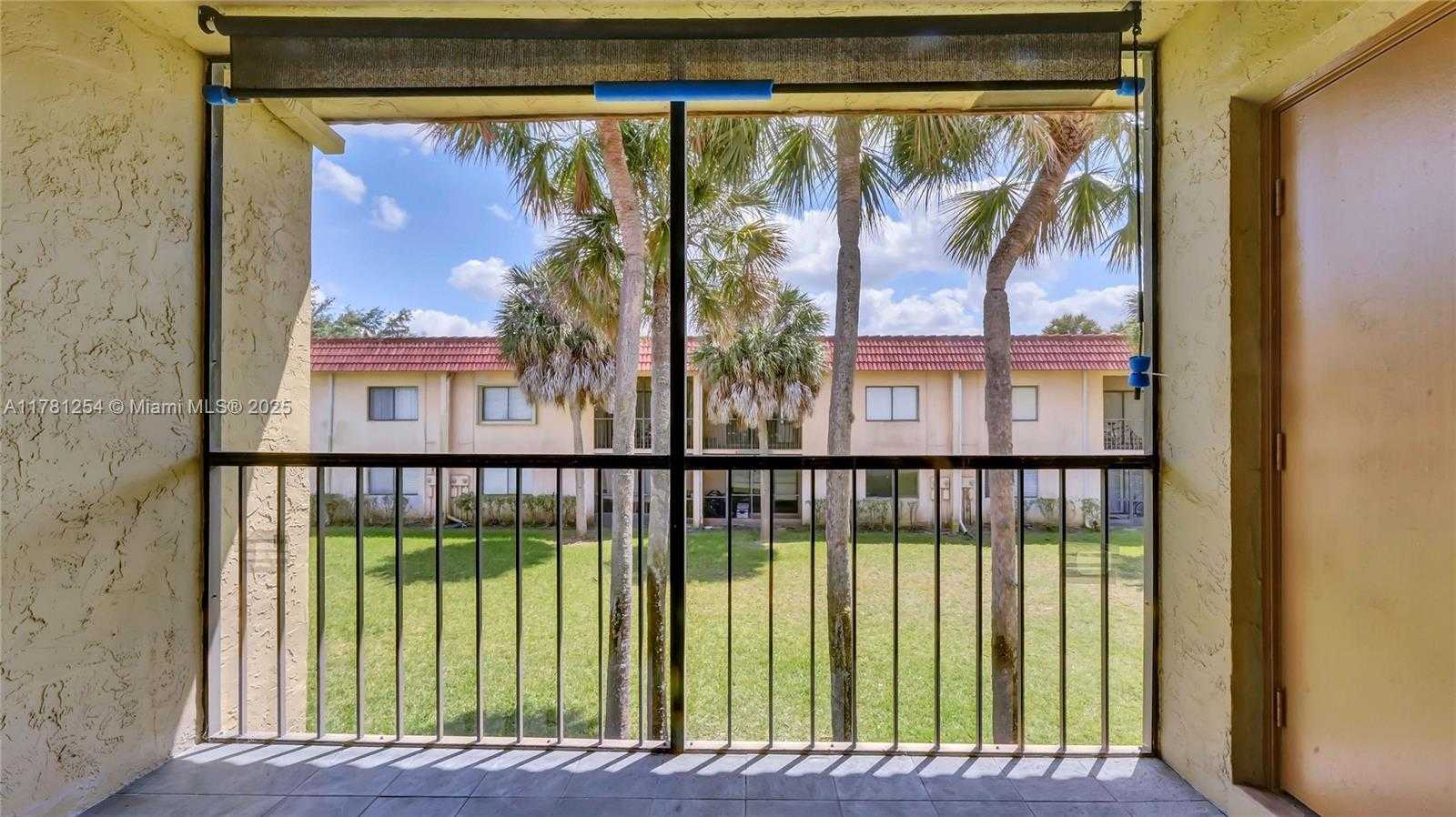 Small Image of 327 LAKEVIEW DR #203, Weston Number 22