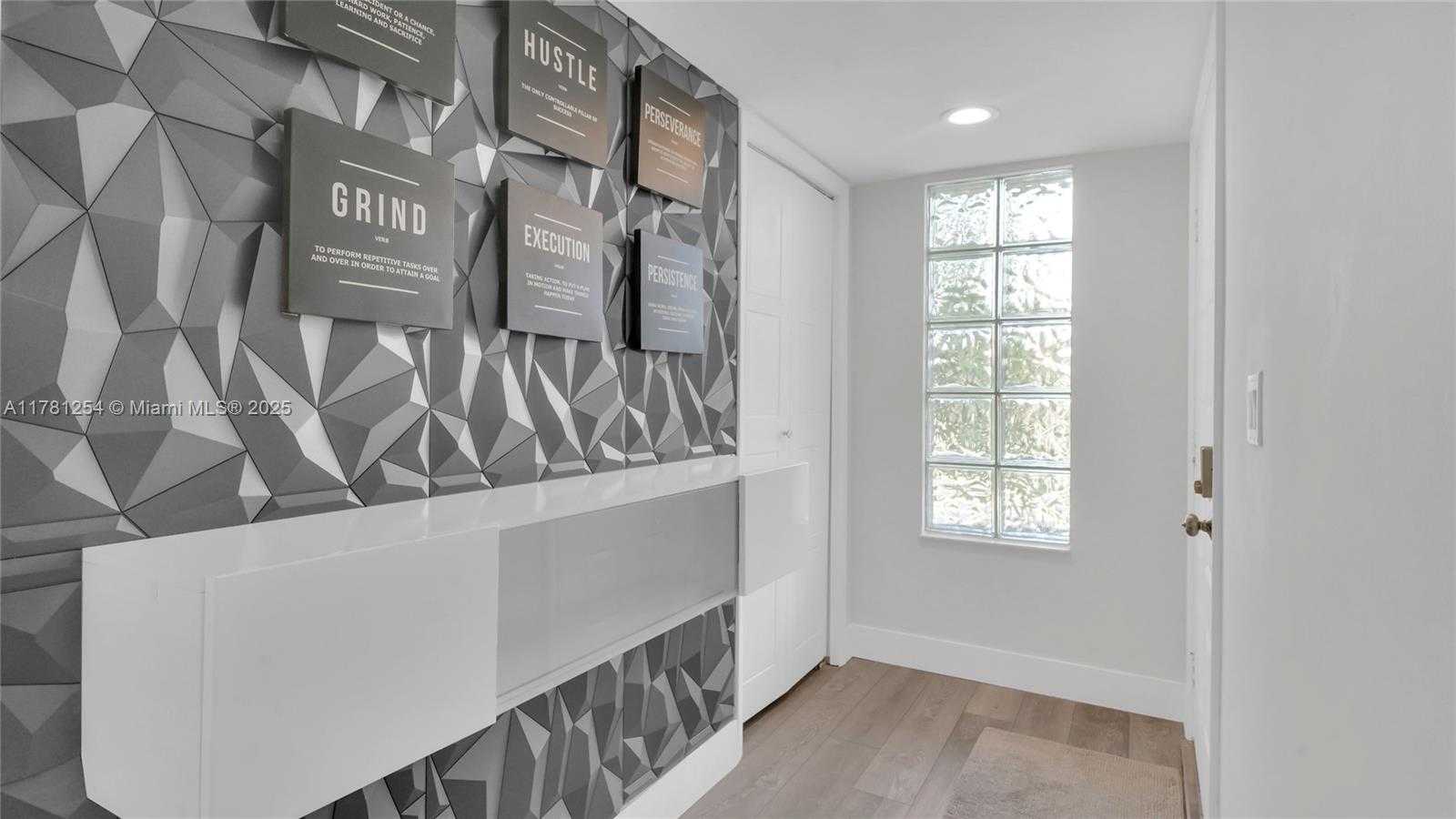 Small Image of 327 LAKEVIEW DR #203, Weston Number 3
