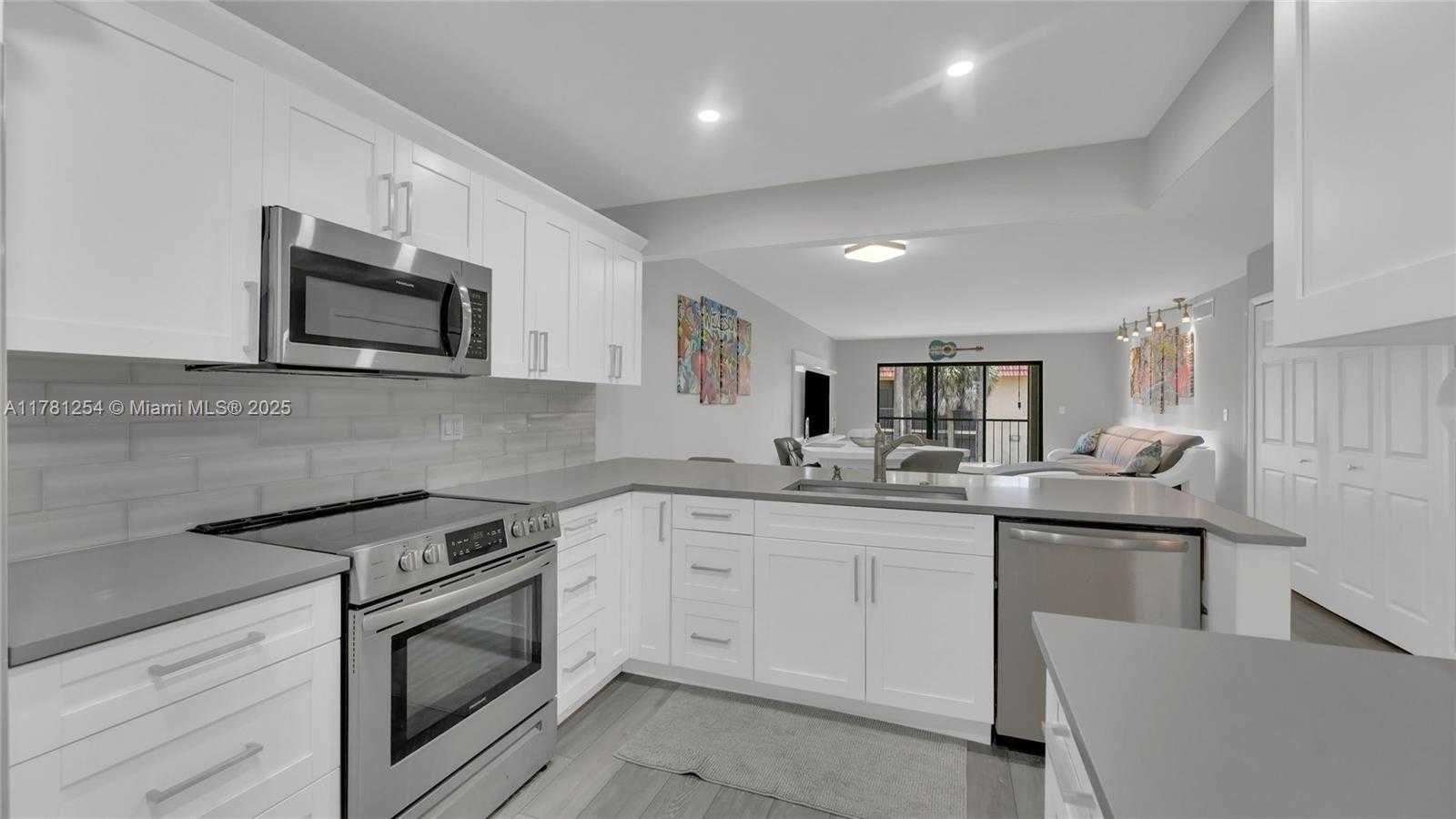 Small Image of 327 LAKEVIEW DR #203, Weston Number 4