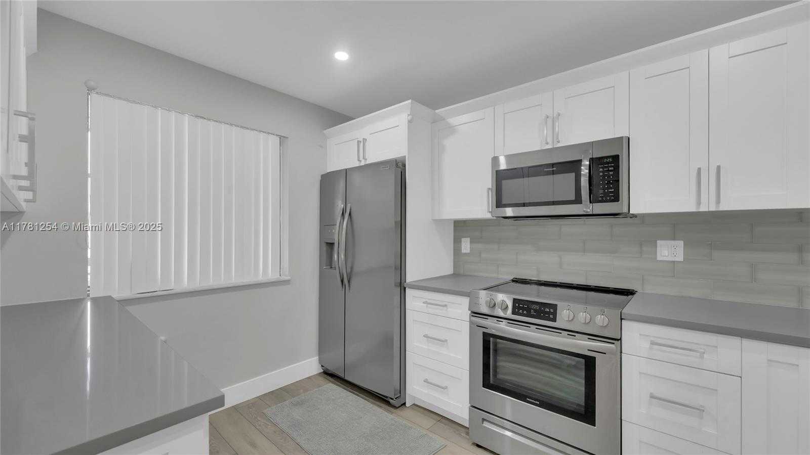 Small Image of 327 LAKEVIEW DR #203, Weston Number 5