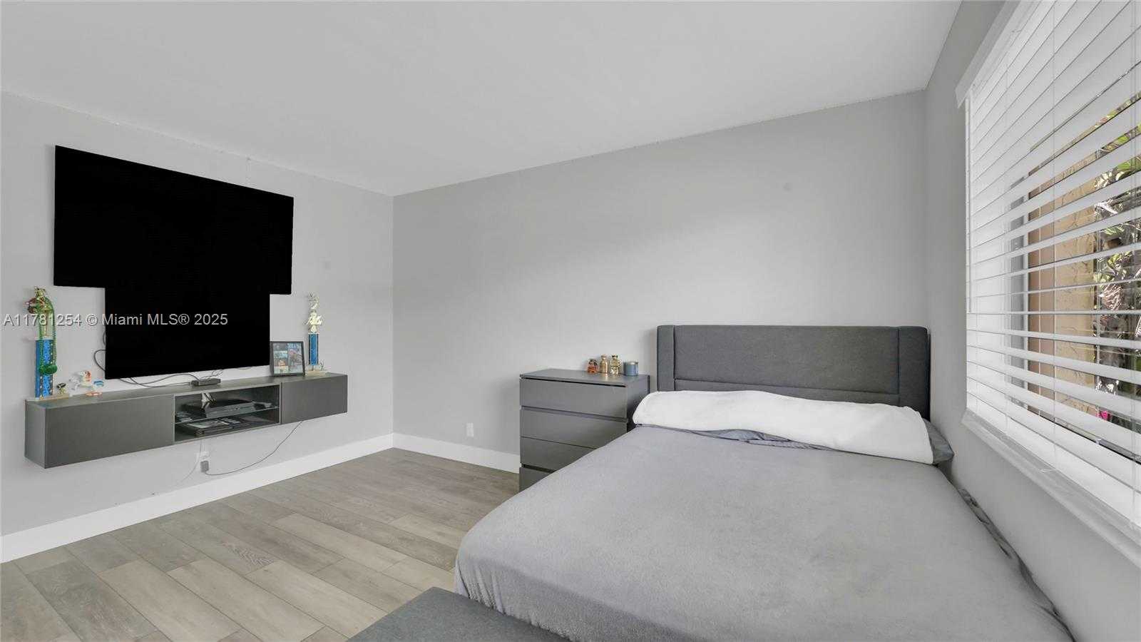 Small Image of 327 LAKEVIEW DR #203, Weston Number 8