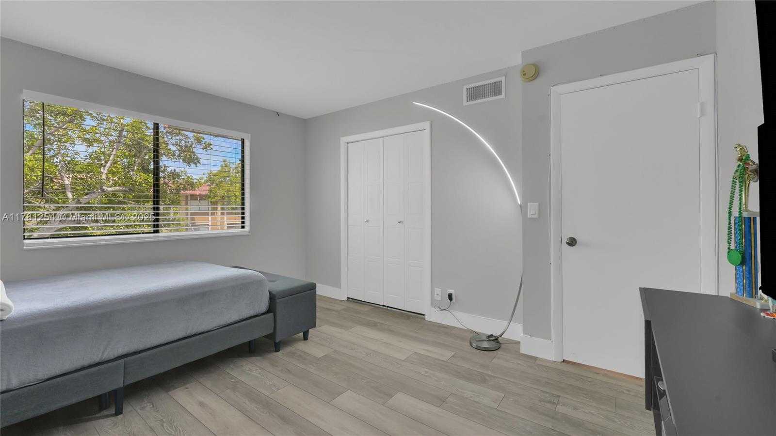 Small Image of 327 LAKEVIEW DR #203, Weston Number 9