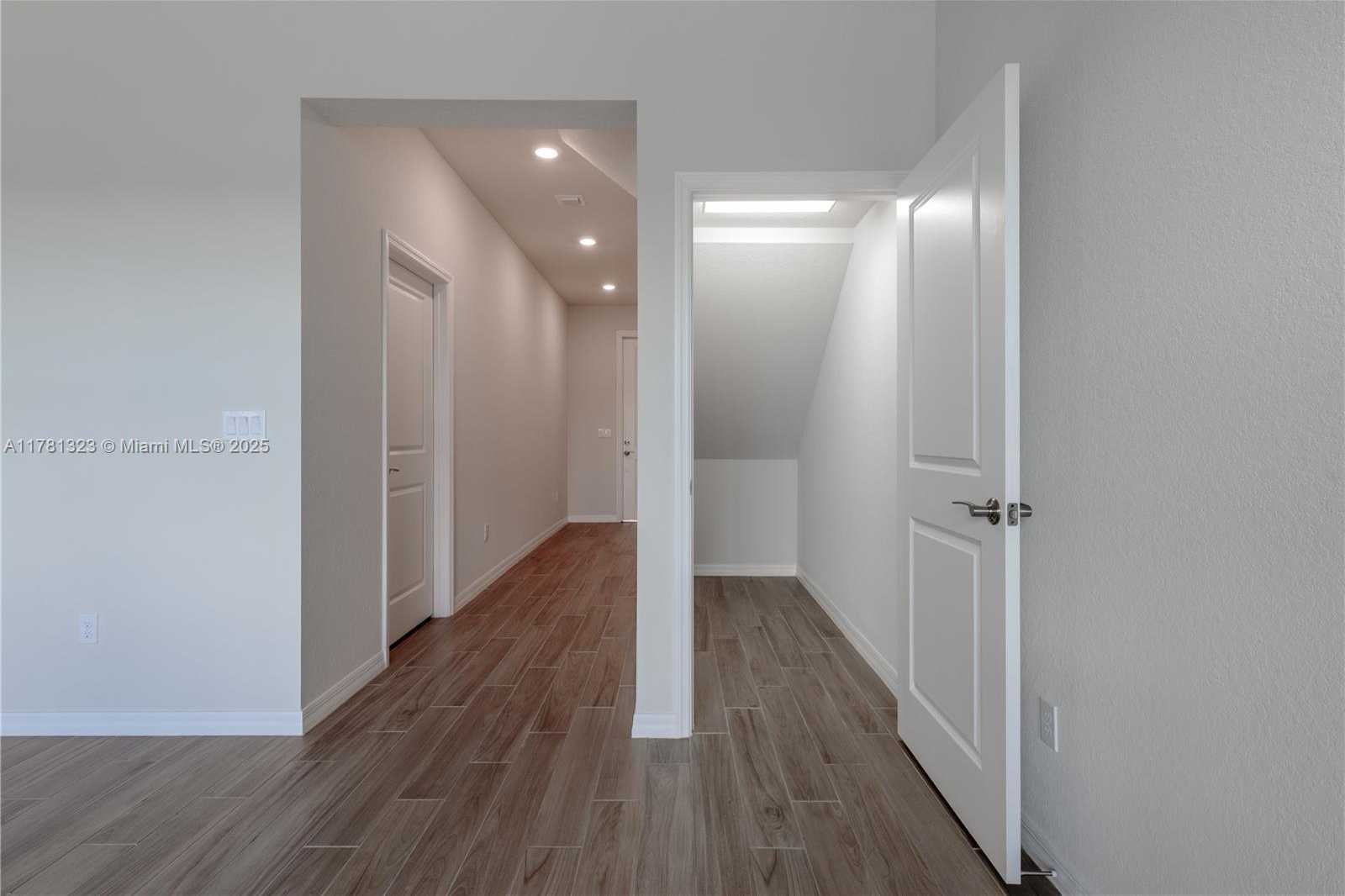 Small Image of 4974 GREENWAY DR, Hollywood Number 13