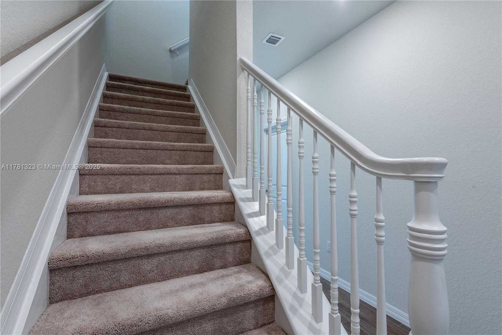 Small Image of 4974 GREENWAY DR, Hollywood Number 15