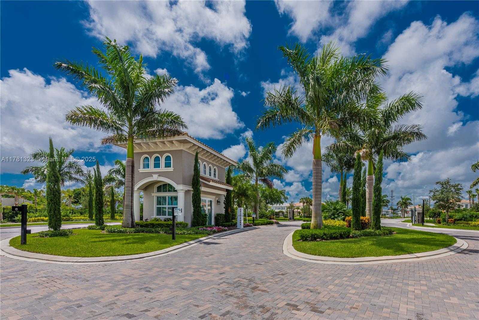 Small Image of 4974 GREENWAY DR, Hollywood Number 2