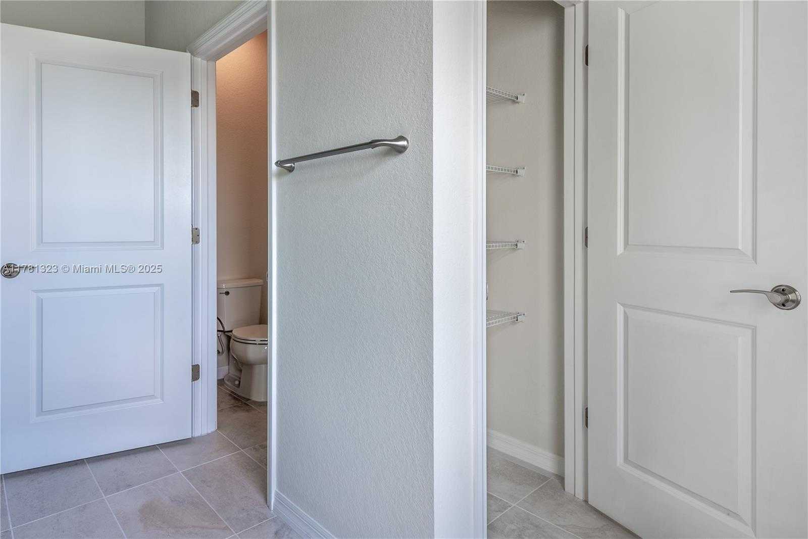 Small Image of 4974 GREENWAY DR, Hollywood Number 23