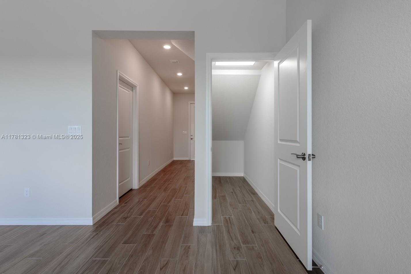Small Image of 4974 GREENWAY DR, Hollywood Number 29