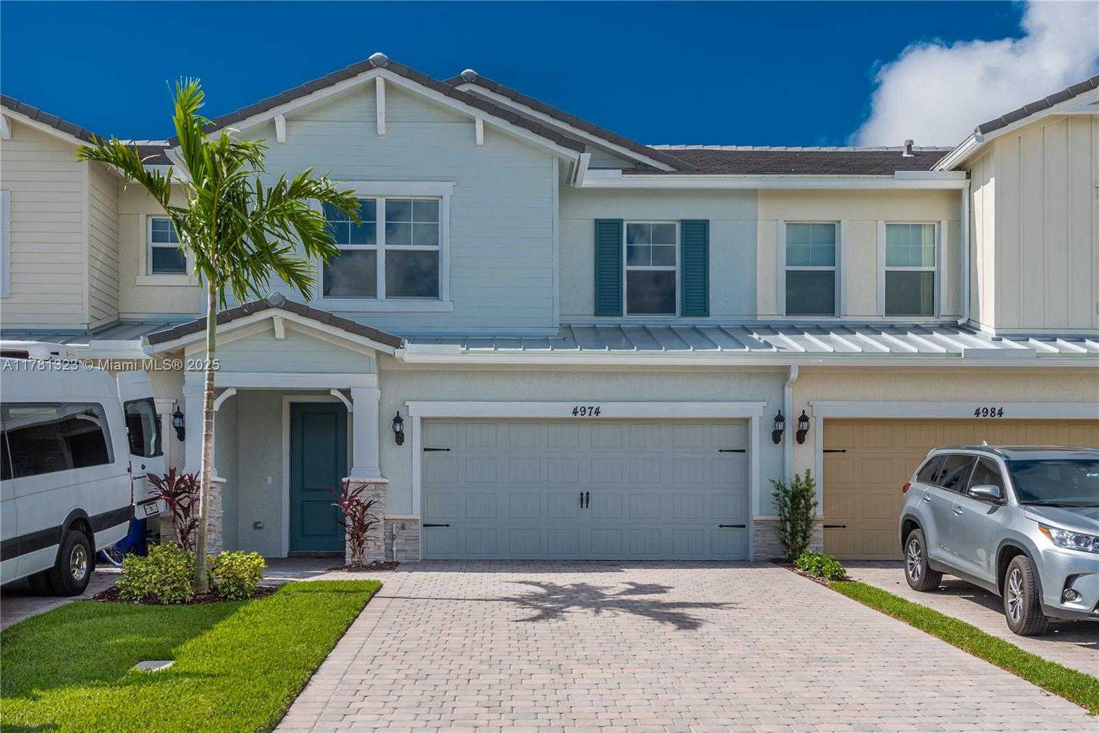 Small Image of 4974 GREENWAY DR, Hollywood Number 3