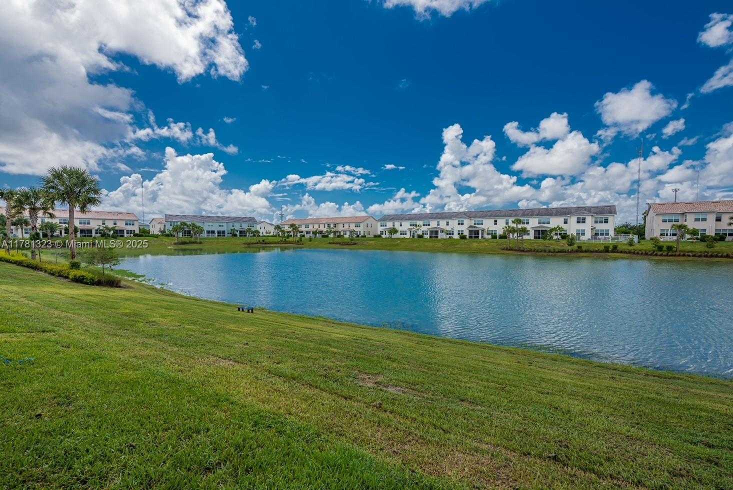 Small Image of 4974 GREENWAY DR, Hollywood Number 35