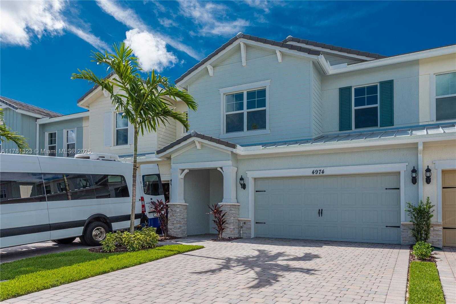 Small Image of 4974 GREENWAY DR, Hollywood Number 4