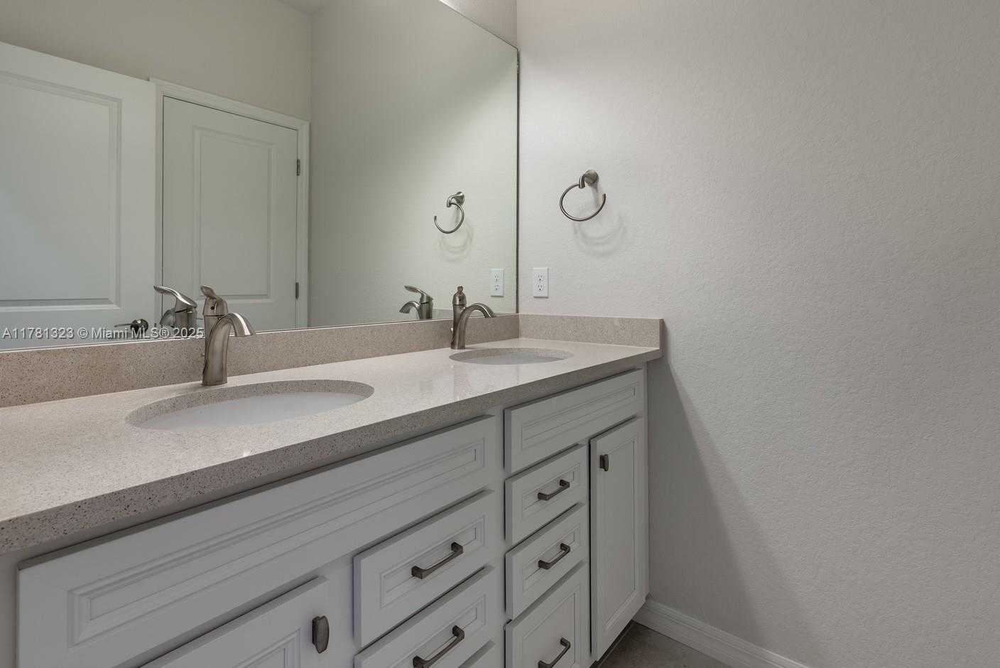 Small Image of 4974 GREENWAY DR, Hollywood Number 45