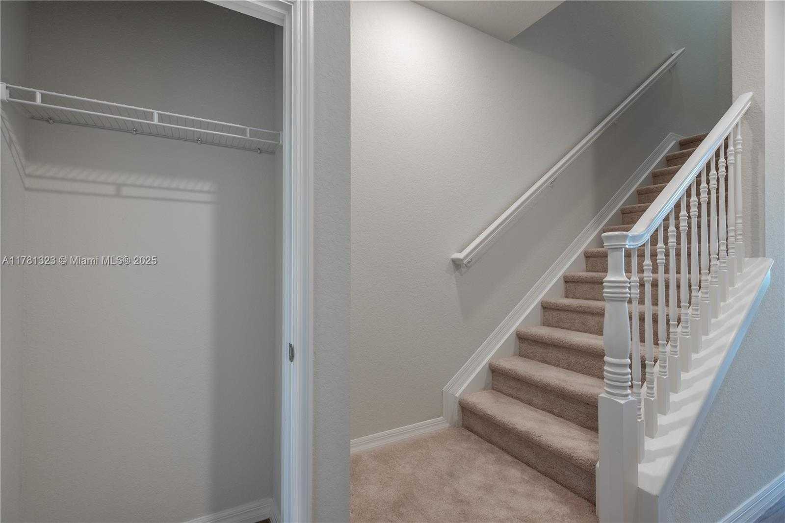 Small Image of 4974 GREENWAY DR, Hollywood Number 5