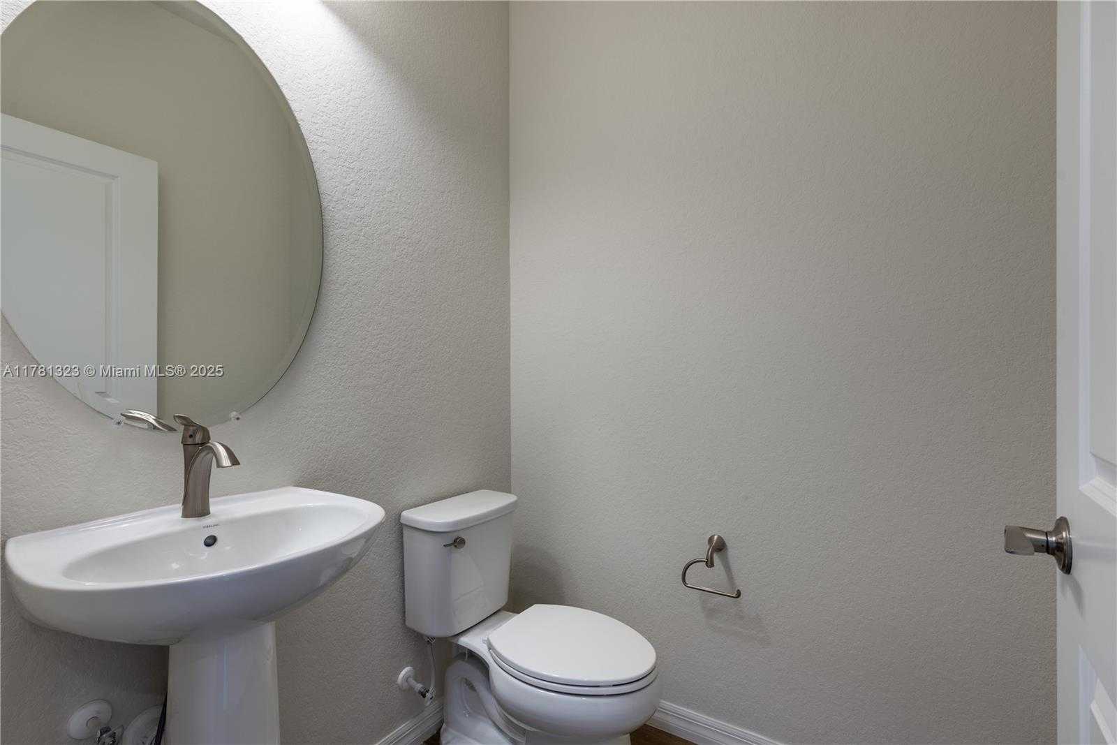 Small Image of 4974 GREENWAY DR, Hollywood Number 6