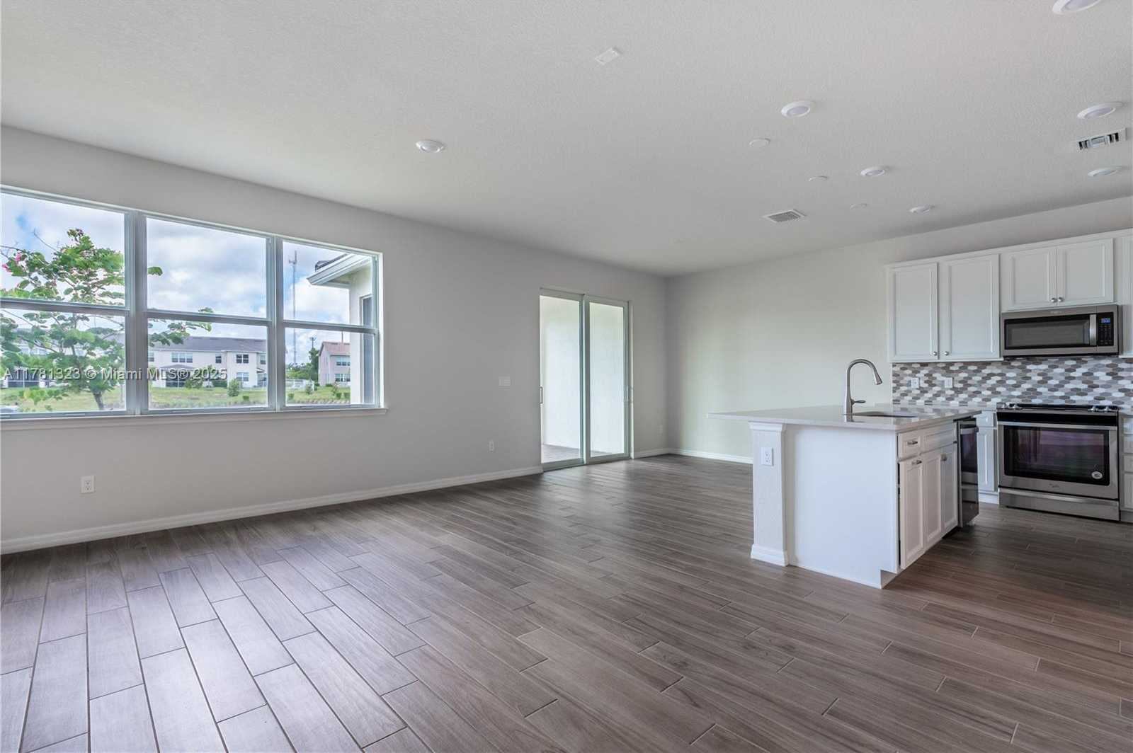 Small Image of 4974 GREENWAY DR, Hollywood Number 7