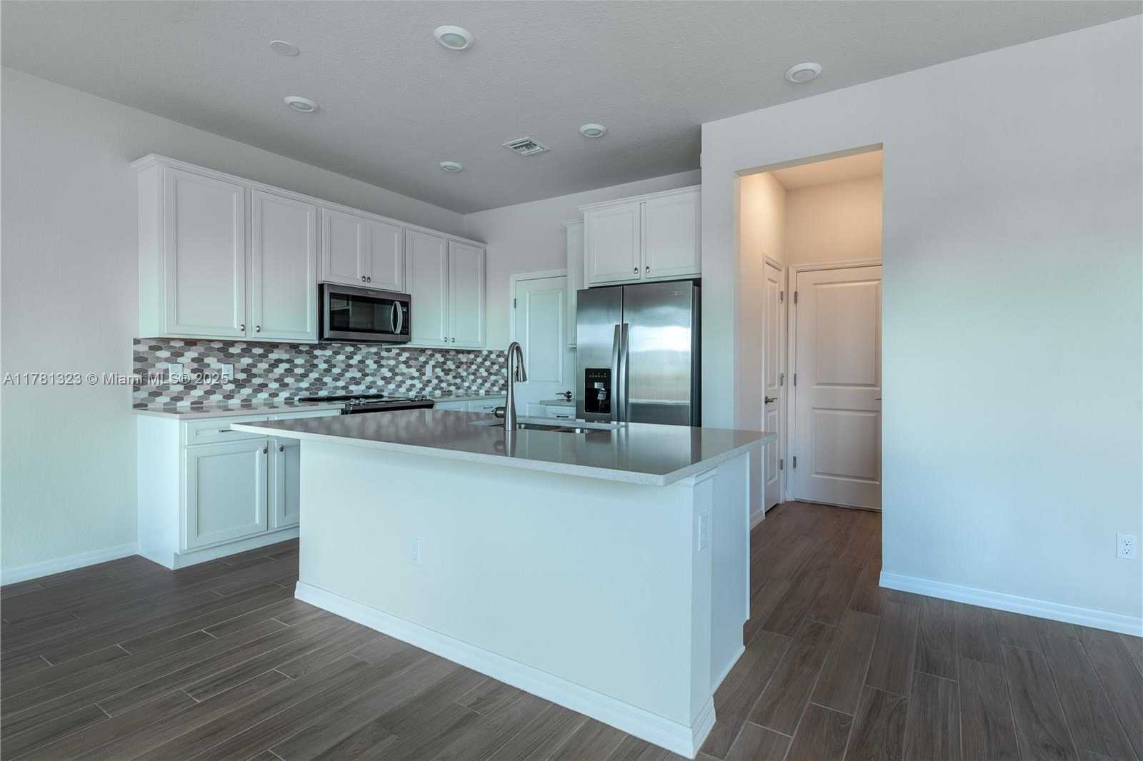 Small Image of 4974 GREENWAY DR, Hollywood Number 9