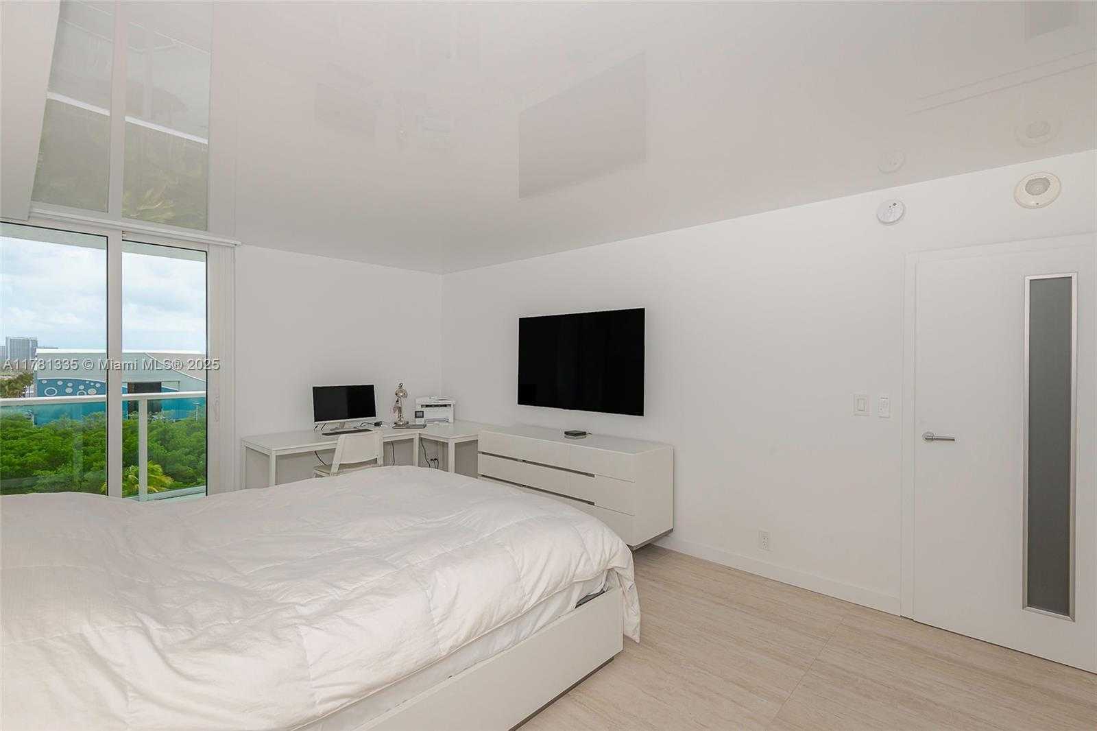 Small Image of 100 BAYVIEW DR #825, Sunny Isles Beach Number 21